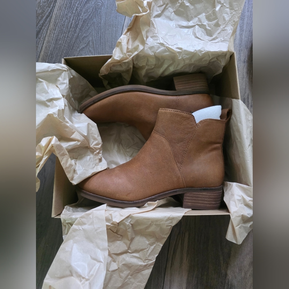 NEW Lucky Brand Leather Ankle Boots - Picture 3 of 6